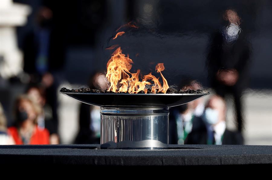 El pebetero encendido en memoria de las víctimas del coronavirus. Foto: EFE