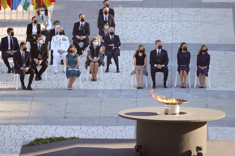 Vista general de las personalidades que han asistido al homenaje a las víctimas del coronavirus.