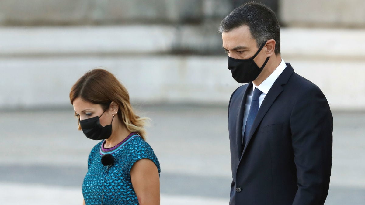 La jefa del servicio de Urgencias del Hospital Vall d’Hebron, Aroa López, junto al presidente Pedro Sánchez. (Foto: EP)