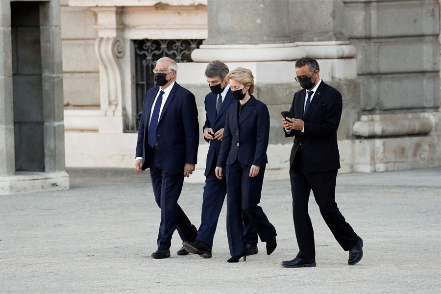 l Alto Representante para la Política Exterior y de Seguridad, Josep Borrell (i), el presidente del Parlamento Europeo, David Sassoli (2i), la presidenta de la Comisión Europea, Ursula von der Leyen (2d) y el director general de la Organización Mundial de la Salud, Tedros Adhanom Ghebreyesus (d) a su llegada al Patio de la Armería del Palacio Real en Madrid. Foto: EFE