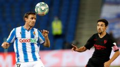 Navas y Monreal disputan un balón en el encuentro entre la Real Sociedad y el Sevilla. (EFE)