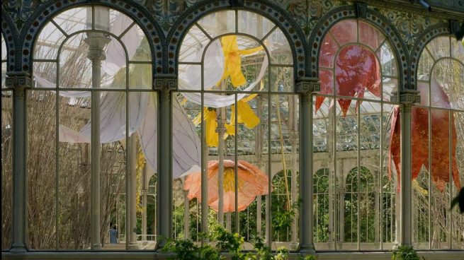 El Palacio de Cristal de Madrid se llena de «libertad» con recreaciones florales de Petrit Halilaj