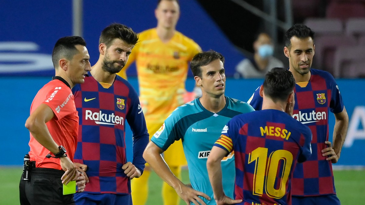 Piqué ve amarilla ante Osasuna. (AFP)