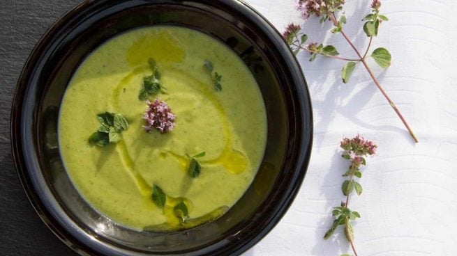 Cena de verano: sopa fría de calabacín con arándanos y menta