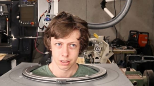 YouTube: Crea un robot casero para que le corte el pelo