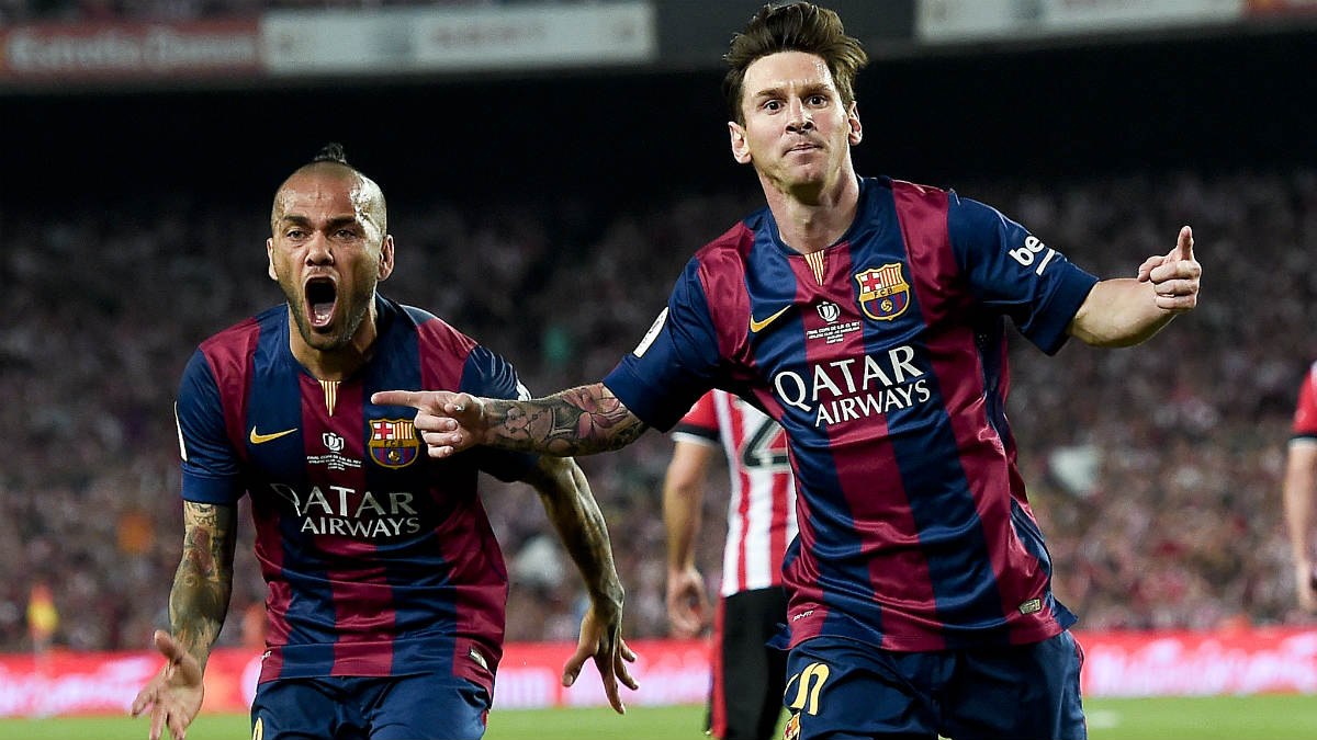 Messi celebra un gol junto a Dani Alves en el Barcelona. (AFP)