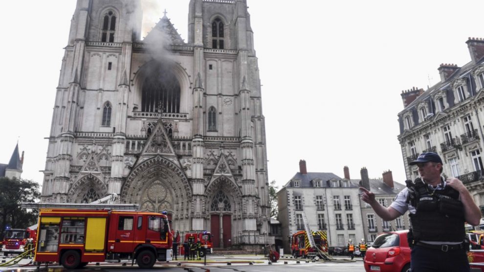 Efectivos de Bomberos y Policía en el incendio en la catedral de Nantes. (Foto: EP AFP)
