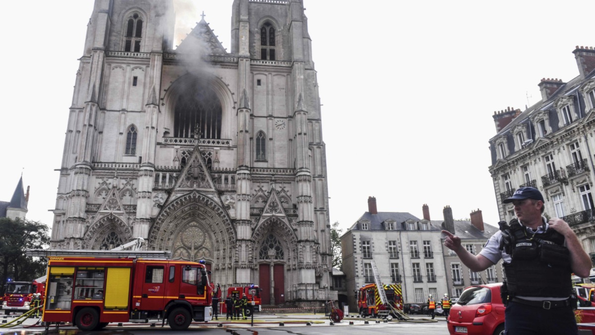 Efectivos de Bomberos y Policía en el incendio en la catedral de Nantes. (Foto: EP AFP)