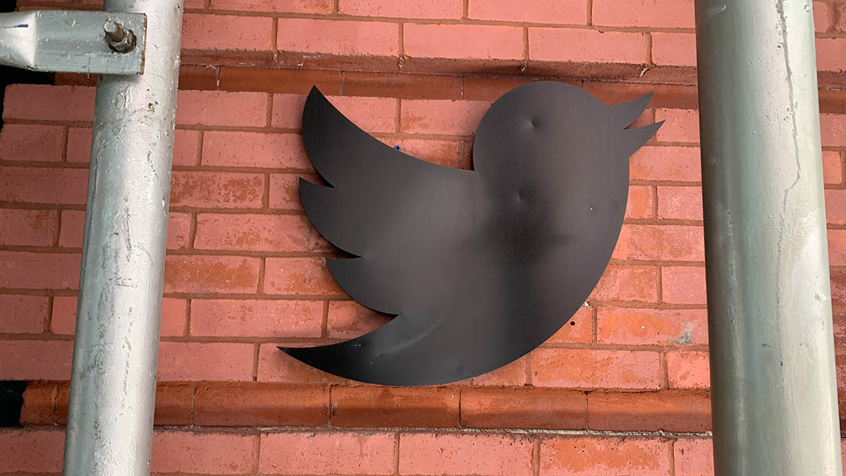 Logotipo de Twitter en la fachada de su sede de Nueva York.