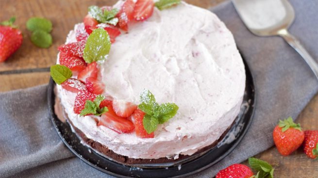 Receta de tarta helada de queso con fresas