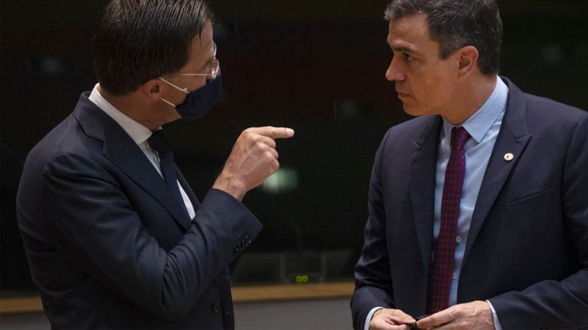 Pedro Sánchez, sin mascarilla, junto a Mark Rutte