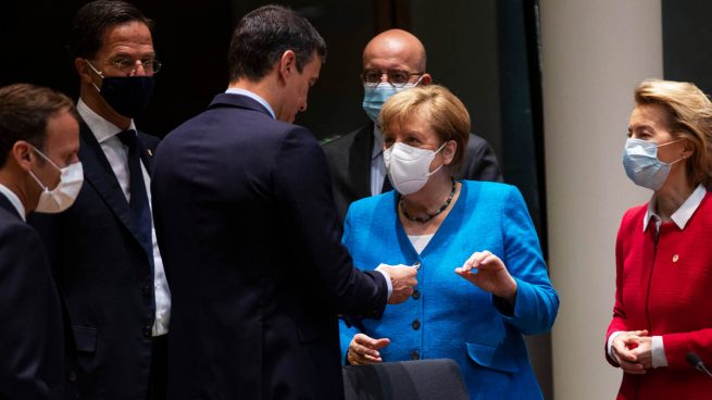 Pedro Sánchez, sin mascarilla, rodeado de líderes europeos que sí la llevan (Foto: AFP)