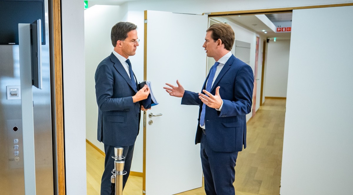 El primer ministro de Holanda, Mark Rutte, hablando con el canciller de Austria, Sebastian Kurz (Foto: Europa Press)