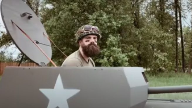 YouTube: Un jardinero transforma su cortacésped en un tanque con un cañón que dispara patatas