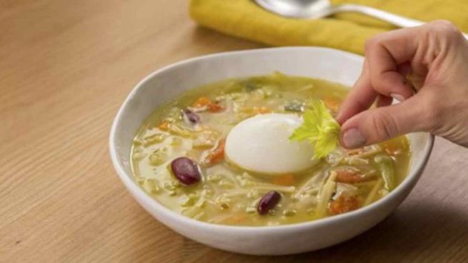 Cazuela de fideos con huevo poché