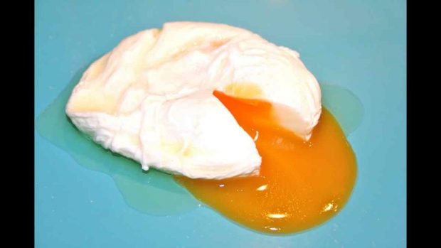 Cazuela de fideos con huevo poché