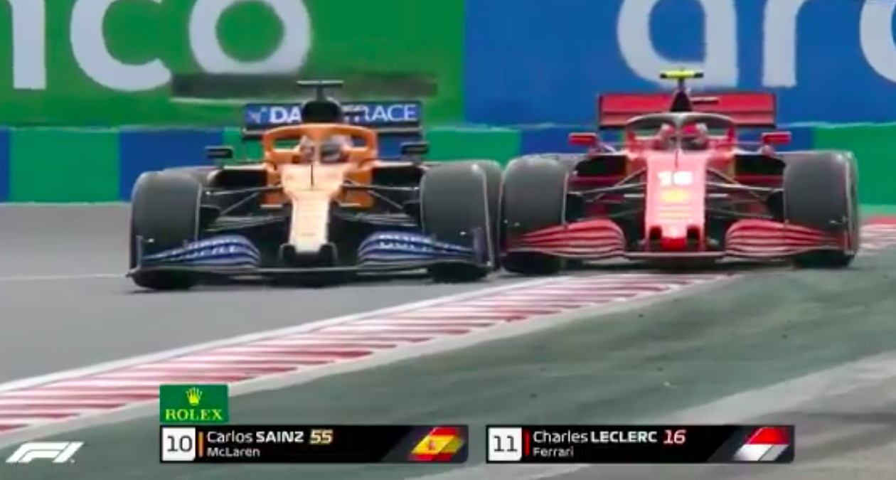 Sainz adelanta a Leclerc.