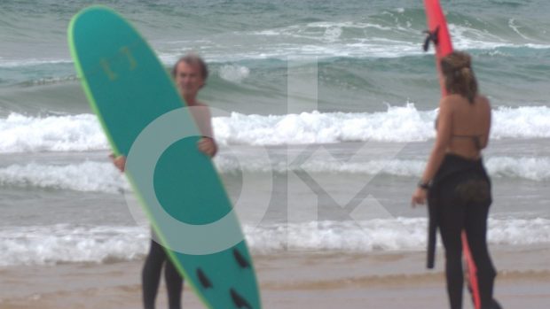 Fernando Simón cazado a pie de playa en Portugal disfrutando sin mascarilla de una tarde de surf