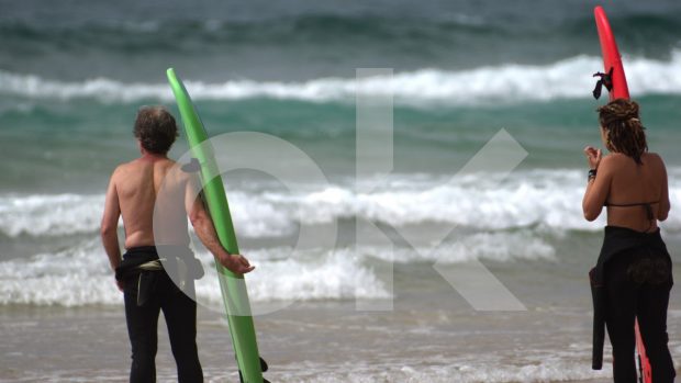 Fernando Simón cazado a pie de playa en Portugal disfrutando sin mascarilla de una tarde de surf