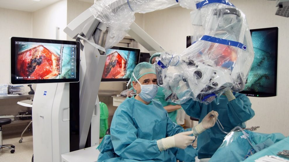El neurocirujano Ricardo Díez Valle con el microscopio robotizado Kinevo 900 @Quirónsalud