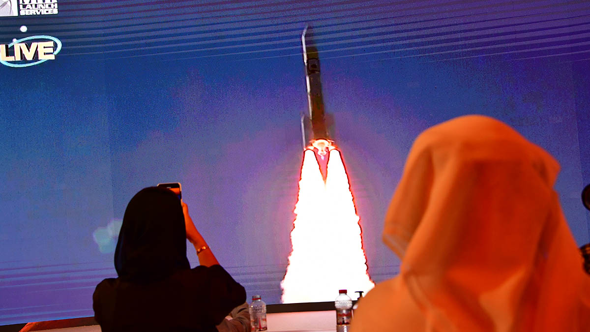 Imagen del lanzamiento de la sonda ‘Al Amal’ en la pantalla del Centro Espacial Mohammed Bin Rashid de Dubai. (Afp)