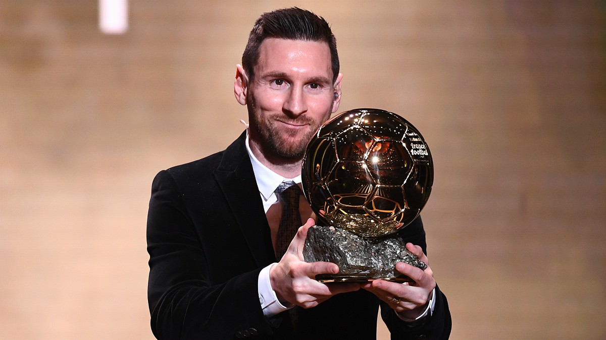 Leo Messi posa tras ganar el Balón de Oro en 2019. (AFP)