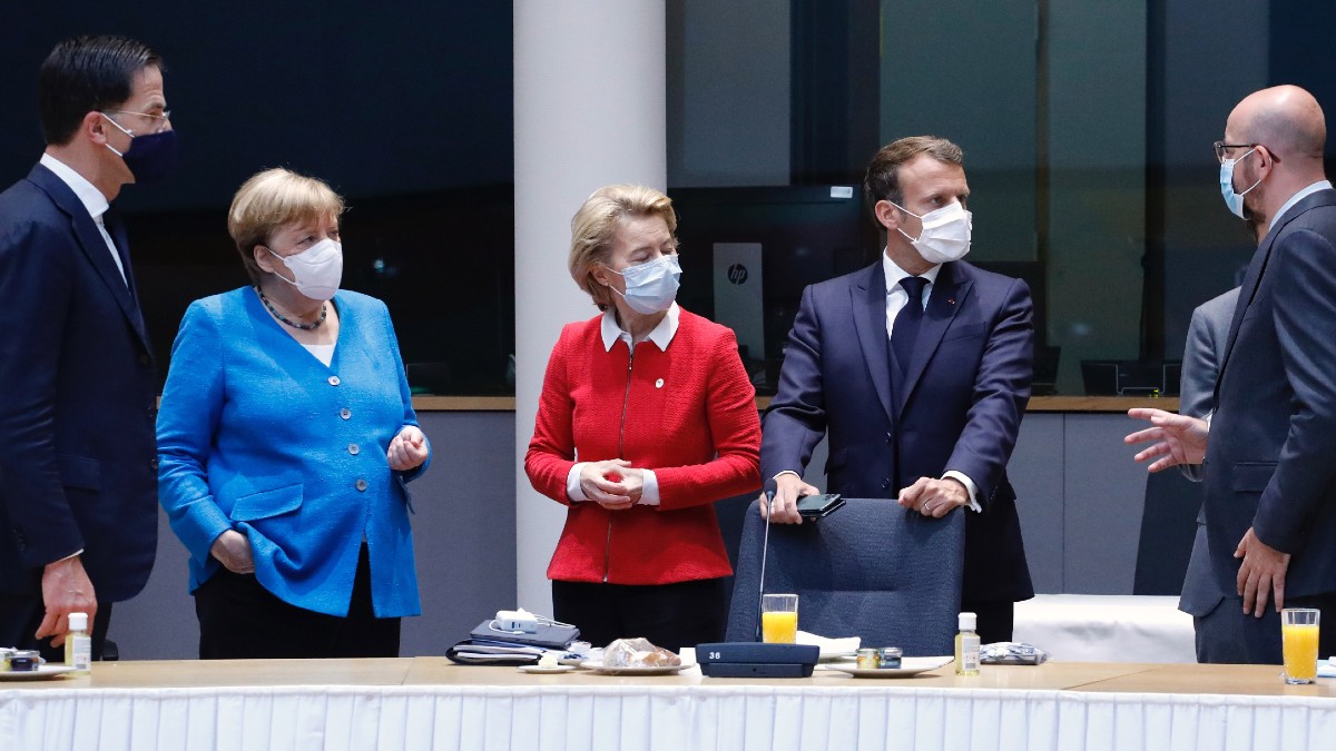 Mark Rutte, Angela Merkel y otros líderes europeos en la cumbre del fondo de recuperación
