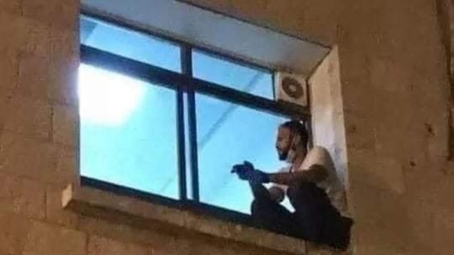 Twitter: Escala hasta la ventana de un hospital para ver morir a su madre de coronavirus