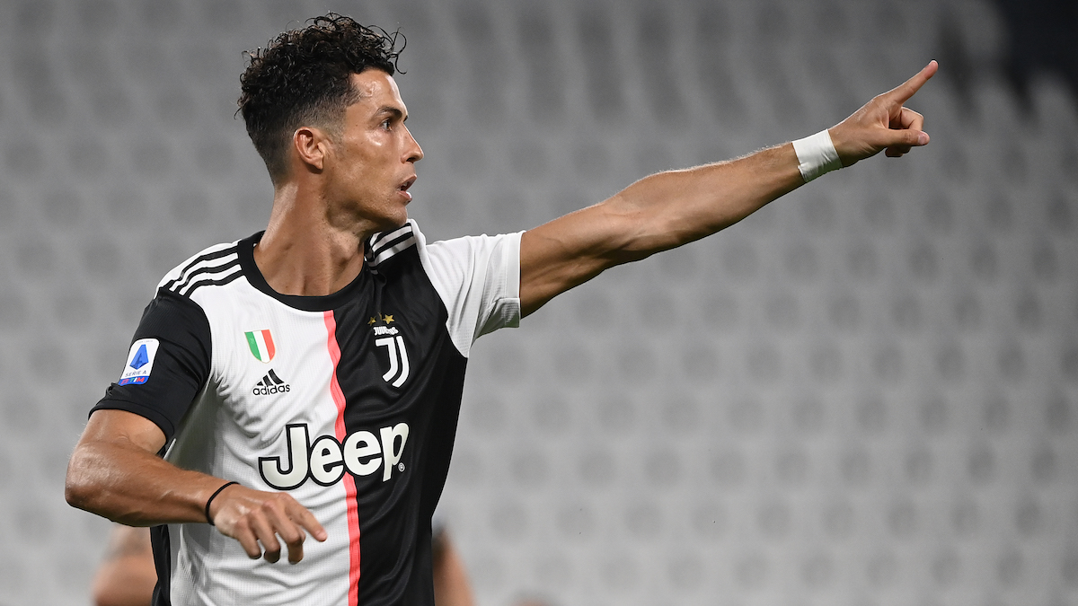 Cristiano Ronaldo celebra uno de los dos goles que logró este lunes ante la Lazio que acercan el Scudetto a la Juventus. (AFP)