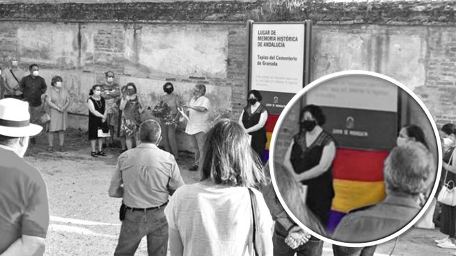 El PSOE de Granada posa con una bandera republicana.