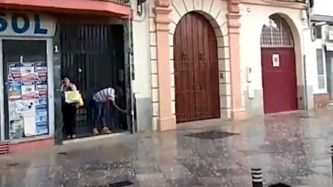 Cae una impresionante tormenta de granizos en plena ola de calor en Sevilla