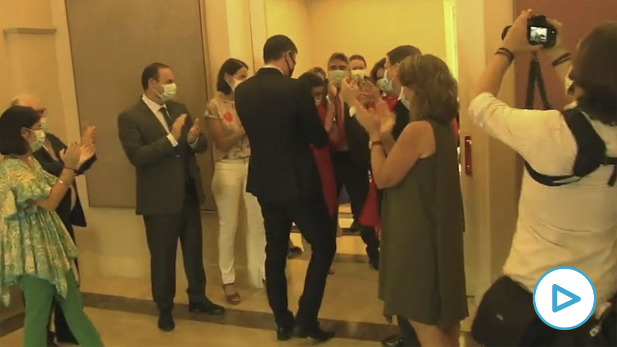 Moncloa difunde un vídeo con los ministros haciendo el pasillo de campeón a Pedro Sánchez tras su fracaso europeo.