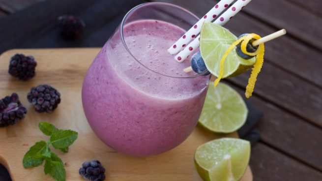 Receta de smoothie de moras, arándanos y avena