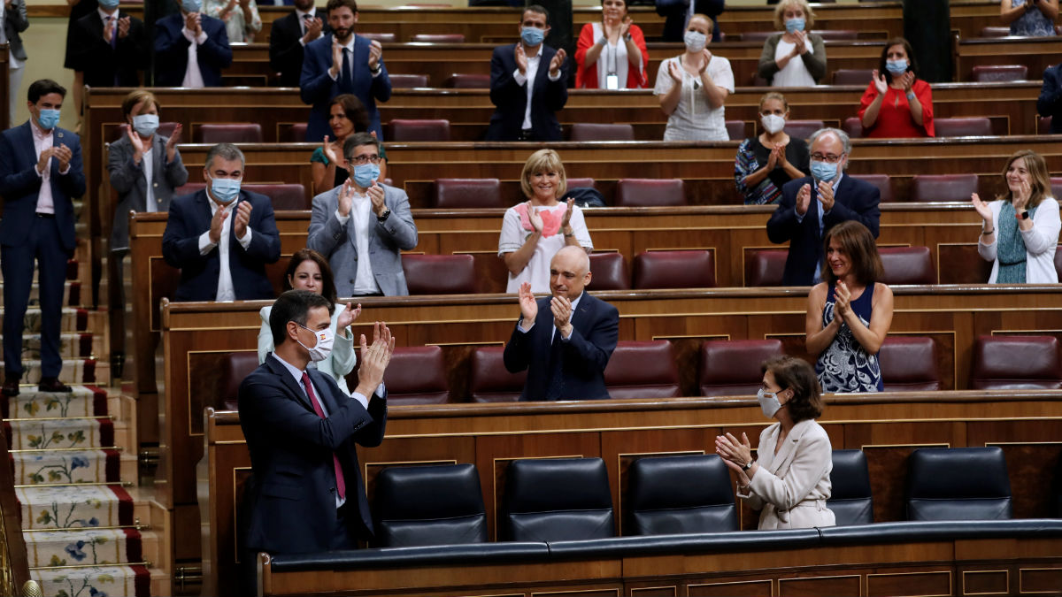 Ovación de los diputados socialistas a Sánchez. Foto: EFE