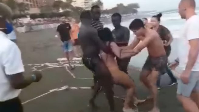 Dos manteros rescatan a una menor que se ahogaba en una playa de Marbella