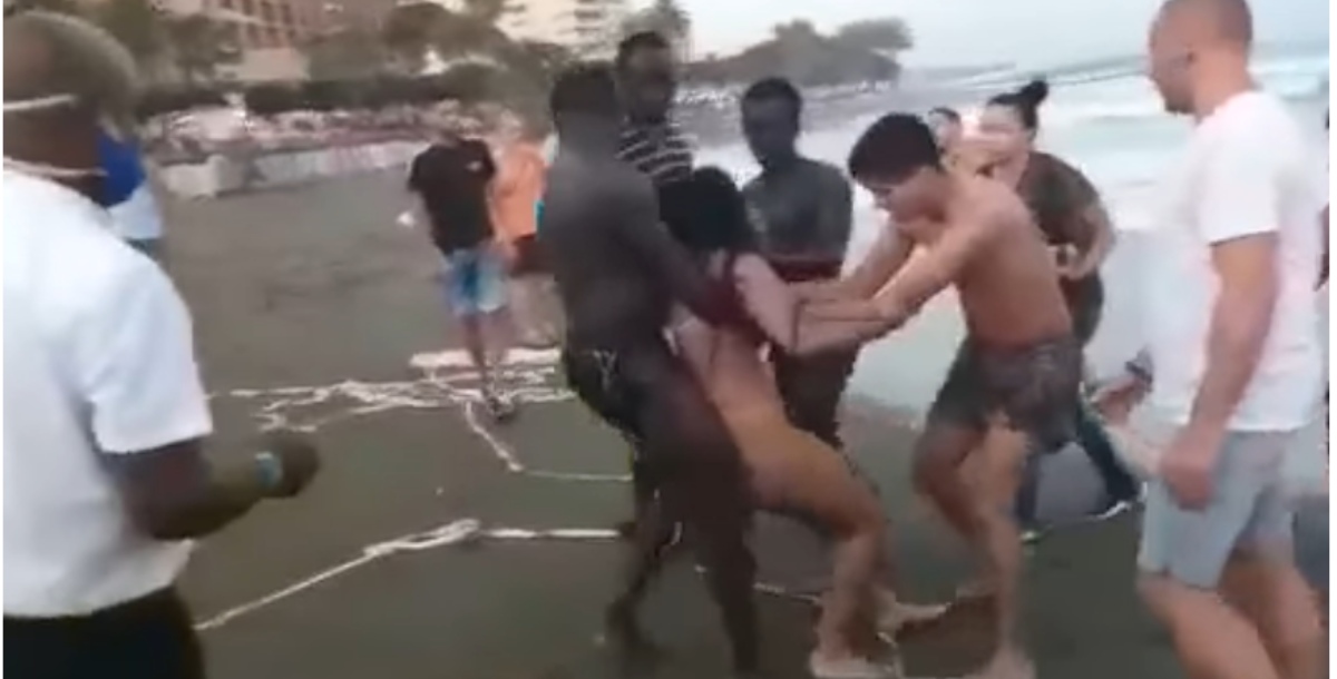 Dos manteros rescatan a una menor que se ahogaba en una playa de Marbella
