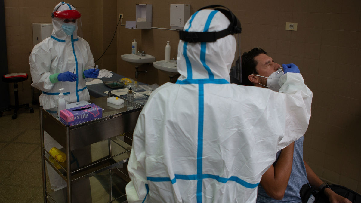 Dos sanitarios, realizando pruebas de covid (Foto: Efe).