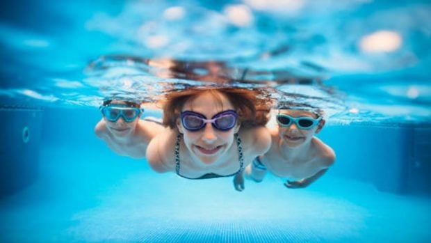 Qué hacer si los niños tragan un poco de agua del mar o de la piscina