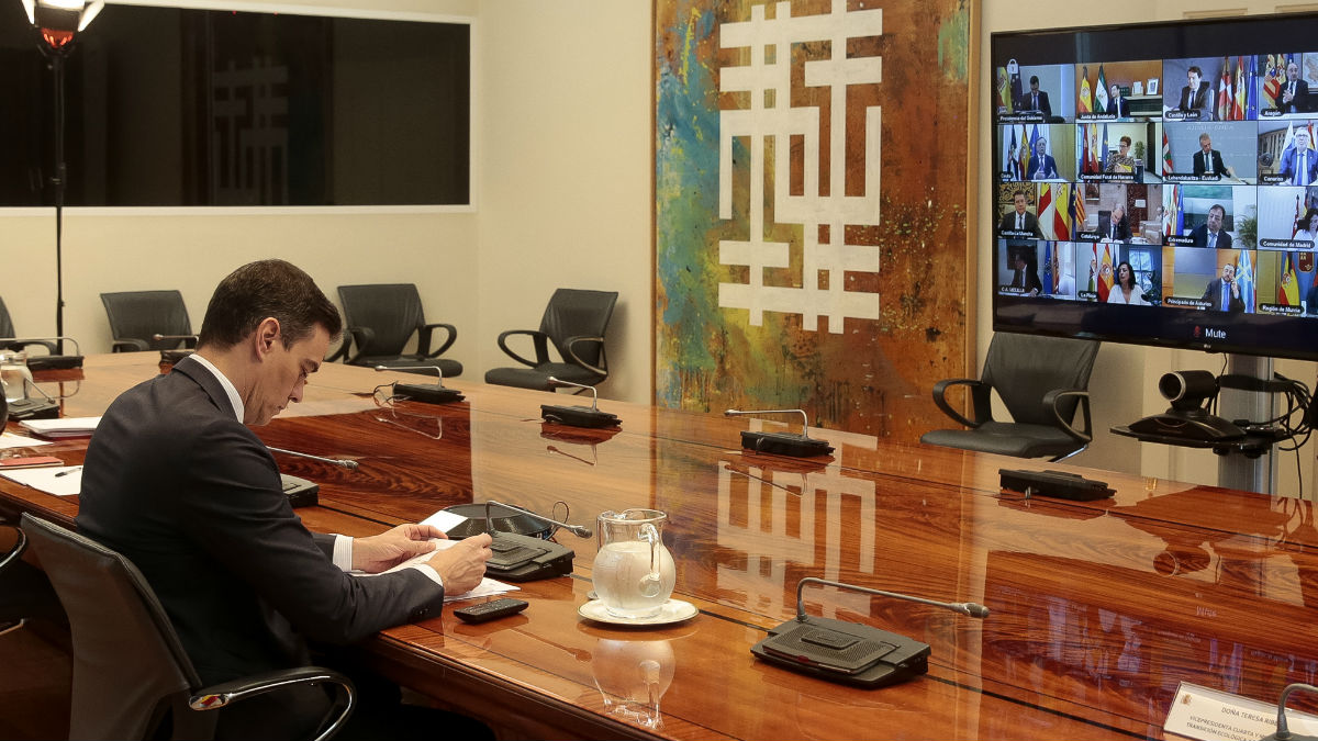 El presidente Sánchez en videoconferencia con los presidentes autonómicos. (Foto: Europa Press)