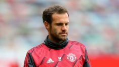 Juan Mata, calentando en un partido (Getty).