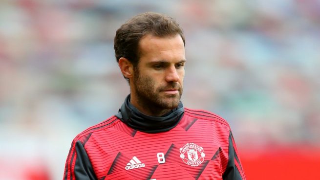 Juan Mata, calentando en un partido (Getty).