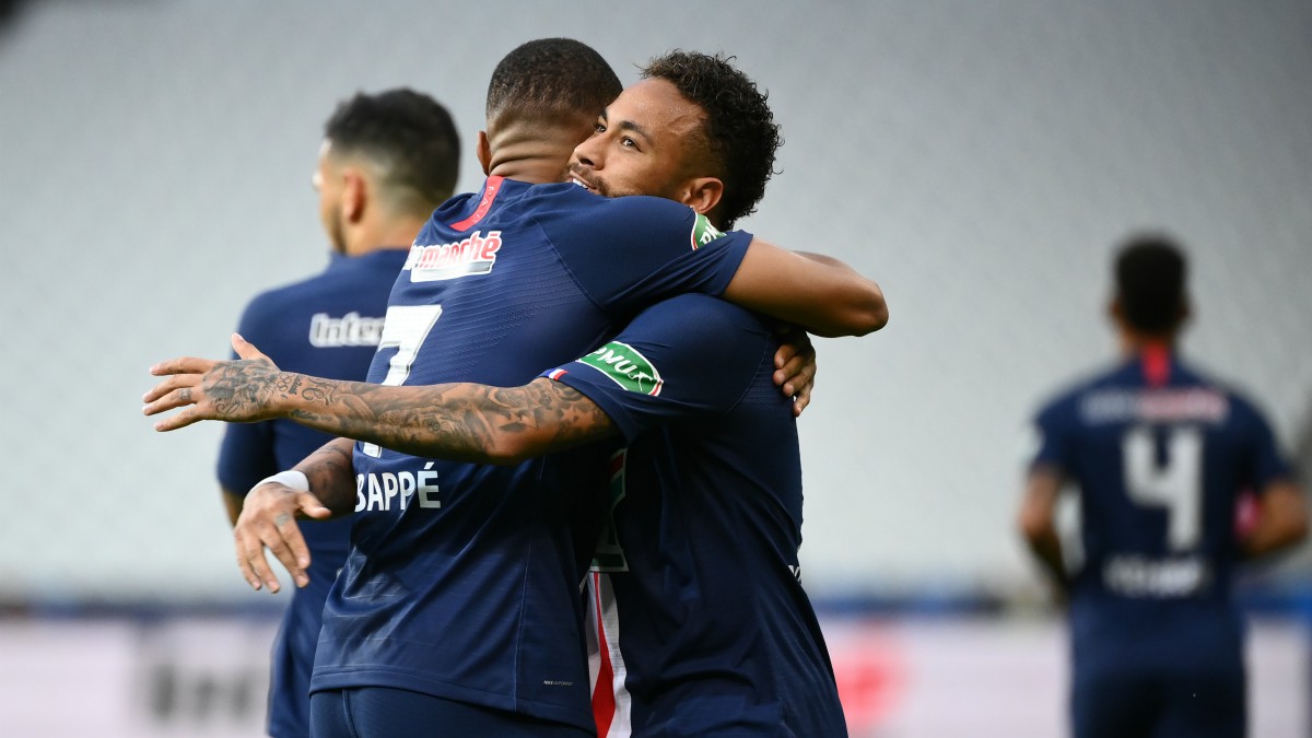 Neymar y Mbappé se abrazan tras el 1-0. (AFP)