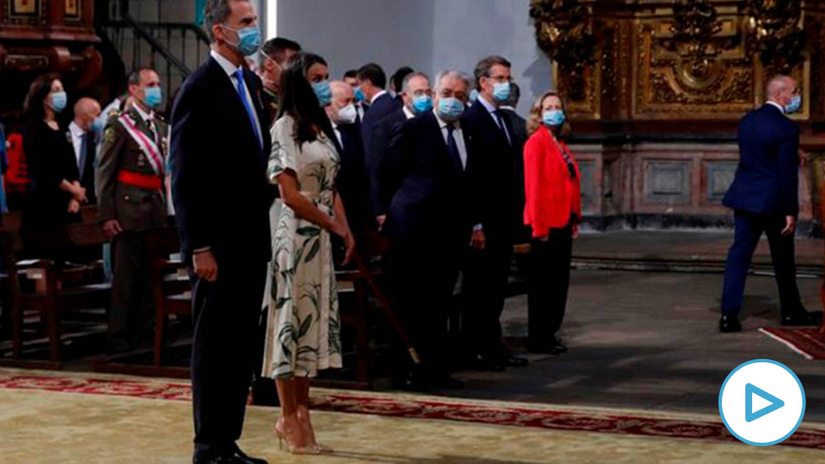 Los Reyes Don Felipe y Doña Letizia a su llegada antes del comienzo de la misa y la ofrenda al apostol Santiago en la iglesia de San Martín Pinario en Santiago de Compostela.