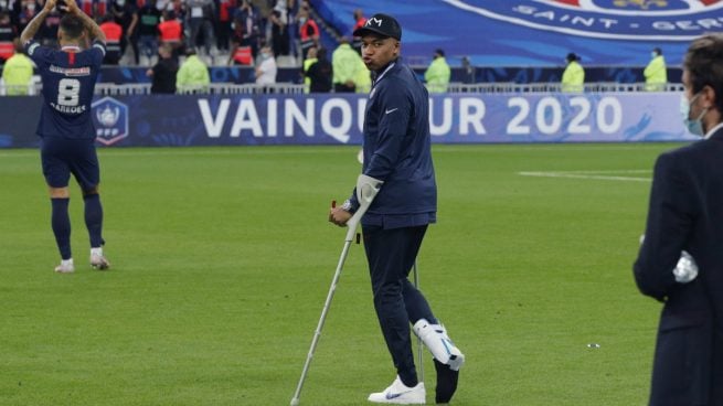 Mbappé, en muletas tras lesionarse (AFP).