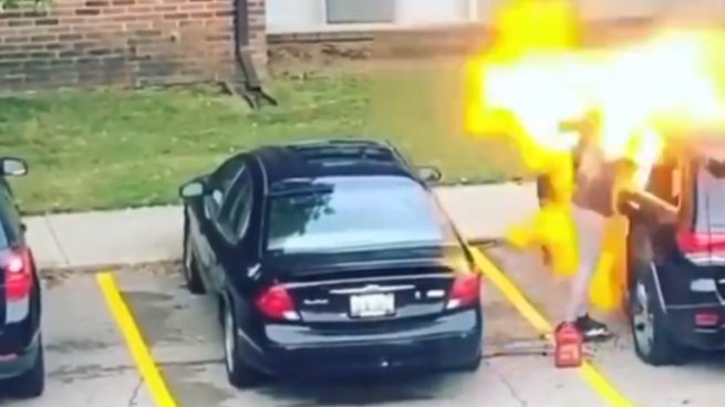 Twitter: Intenta prender fuego al coche de su exnovio y acaba de la peor forma posible