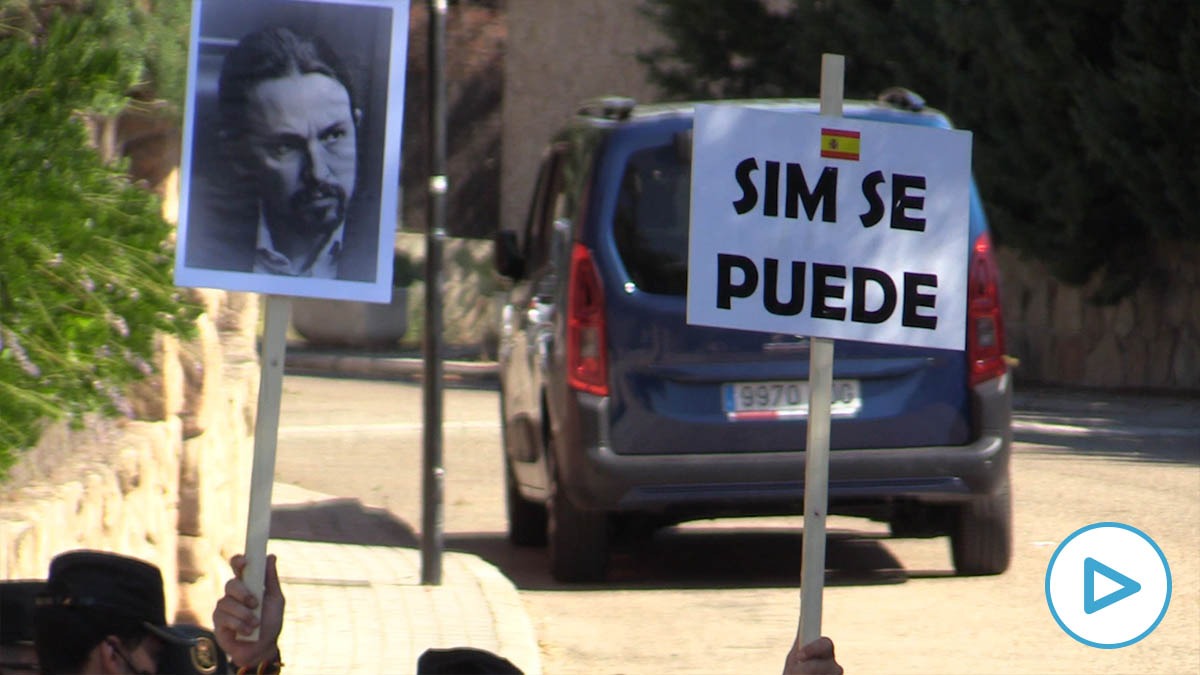 Protestas de vecinos en el chalet de Pablo Iglesias e Irene Montero (Galapagar).