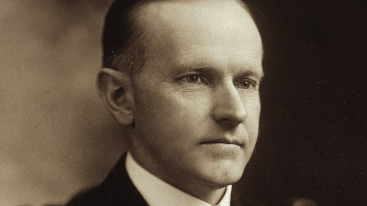 El 3 agosto de 1923 Calvin Coolidge jura como presidente de EEUU