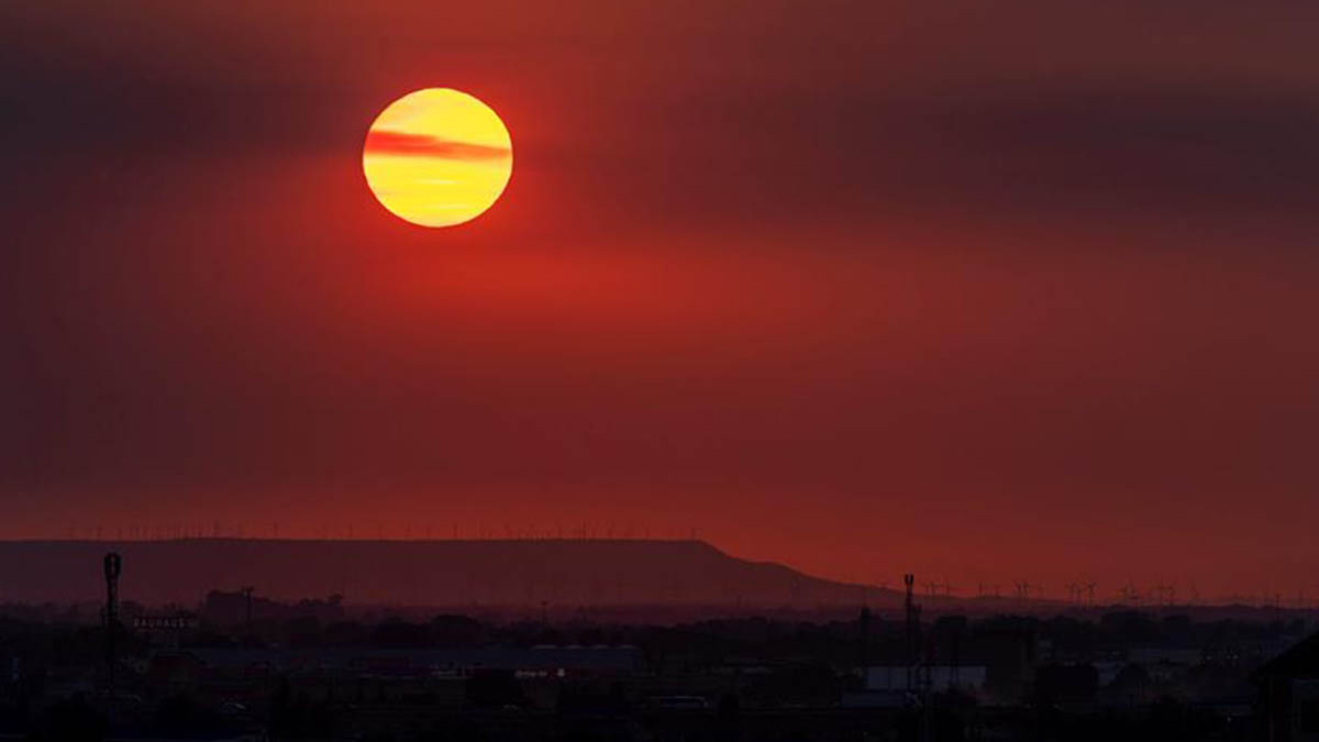 El atardecer de este domingo en Zaragoza presagiaba ya la subida de temperaturas de hoy.