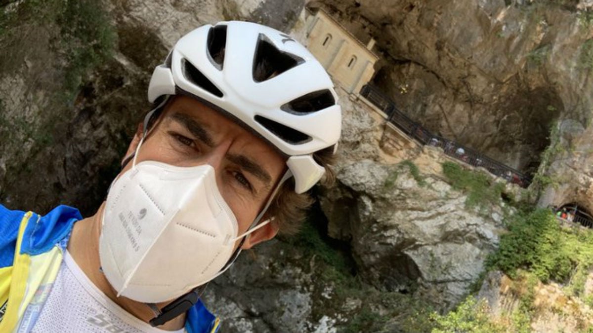 Fernando Alonso, en Covadonga tras 200 km duros de bicicleta. (@alo_oficial)