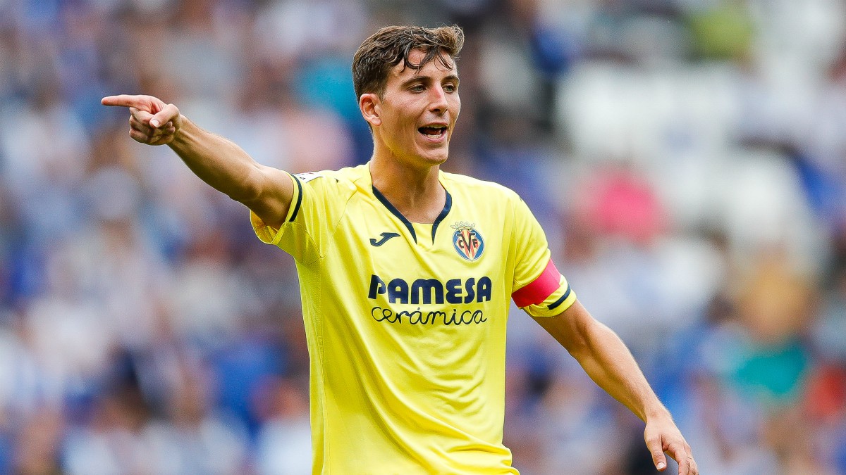 Pau Torres da órdenes en un partido con el Villarreal. (Getty)